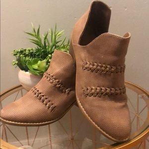 Universal Thread tan booties Size 8.5